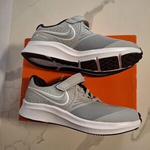 NWB Nike Boys Grey/White Sneakers, shoes, 2.5Y size. Star Runner